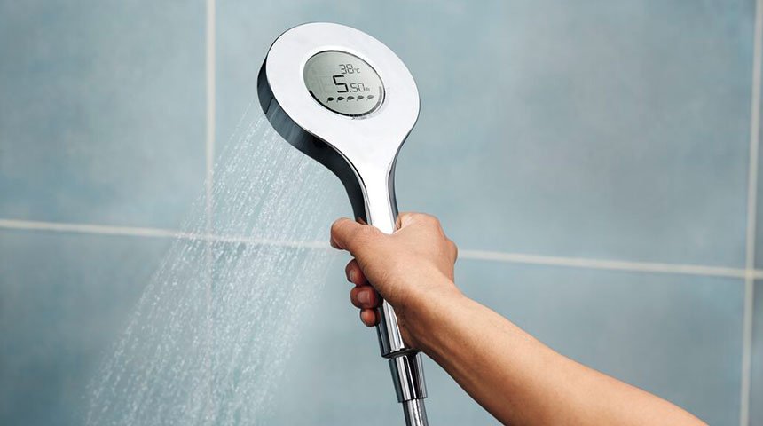 Las duchas digitales modernas que están conectadas a Bluetooth le brindan información en tiempo real a través de una pantalla LED y una aplicación integradas